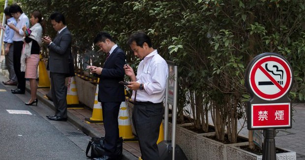 Nhật Bản: Nhân viên bị phạt 1,44 triệu yên vì hút thuốc hơn 4.500 lần trong giờ làm việc - Ảnh 1.