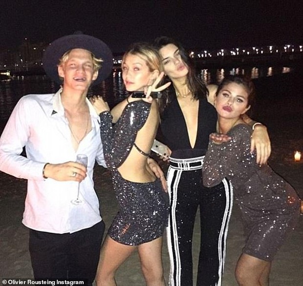 Kendall Jenner's trick: Deliberately brought Selena Gomez to Dubai to help Hailey date Justin Bieber and then turn her face 180 degrees - Photo 2.