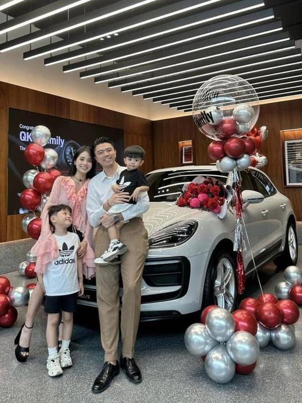 Một năm mua 2 xe Porsche, vợ chồng ca nương Kiều Anh giàu có thế nào? - Ảnh 1.
