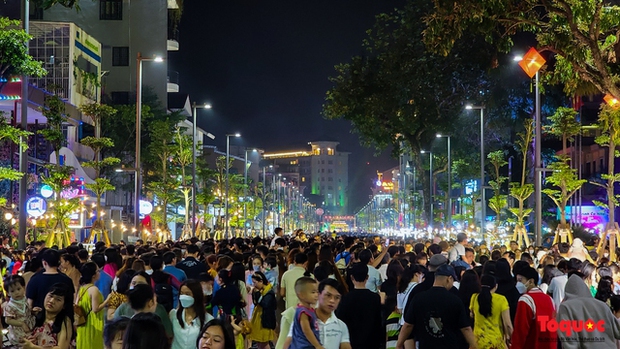 Hàng nghìn người chen chân trong đêm khai trương tuyến phố đi bộ thứ 3 của TP Huế - Ảnh 5.