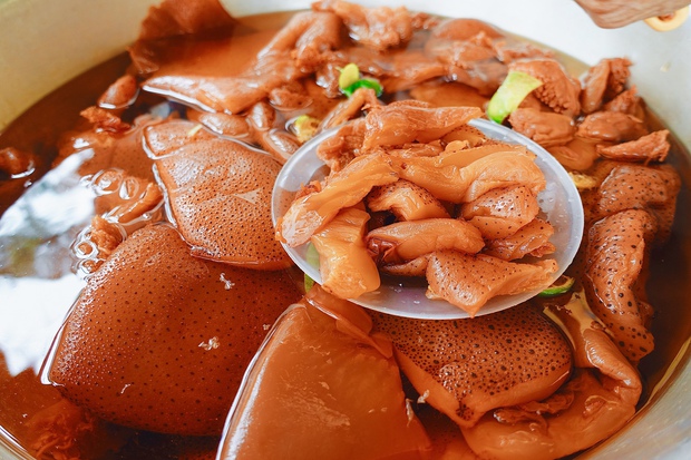 Sống ở Hà Nội bao năm nhưng nhiều người vẫn chưa từng thử ăn sứa đỏ: Hương vị thế nào mà cuốn vậy? - Ảnh 2.