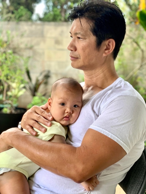 Dustin Nguyễn có con thứ 4 ở tuổi 60 - Ảnh 1.