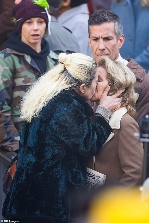 Lady Gaga forced a kiss on a woman in a crowded place - Photo 1.