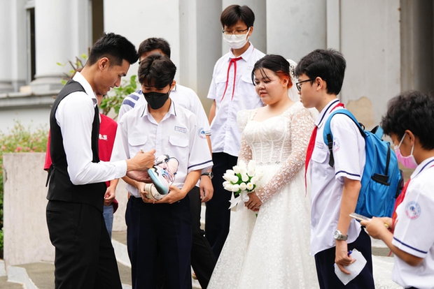 Độc lạ phong cách rước dâu của cầu thủ khủng long cao 2,03m, diện giày thi đấu bóng rổ cực ngầu - Ảnh 7.