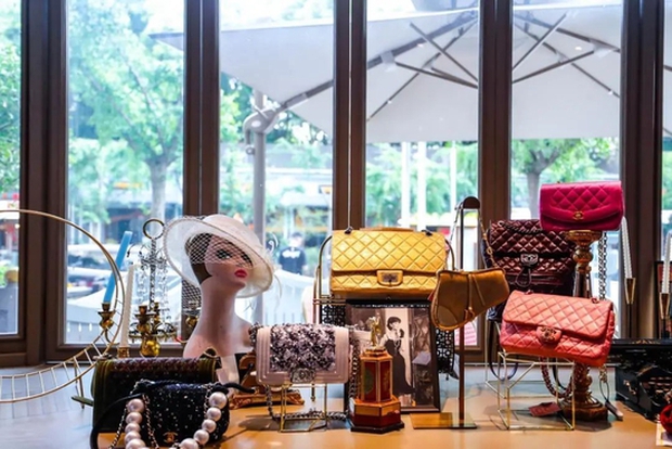 Kinh doanh hàng hiệu secondhand đang bùng nổ ở Trung Quốc: Khách hàng không cần mới, chỉ cần đồ thật và sở hữu liền tay, còn có dịch vụ thu mua tận nhà - Ảnh 1.