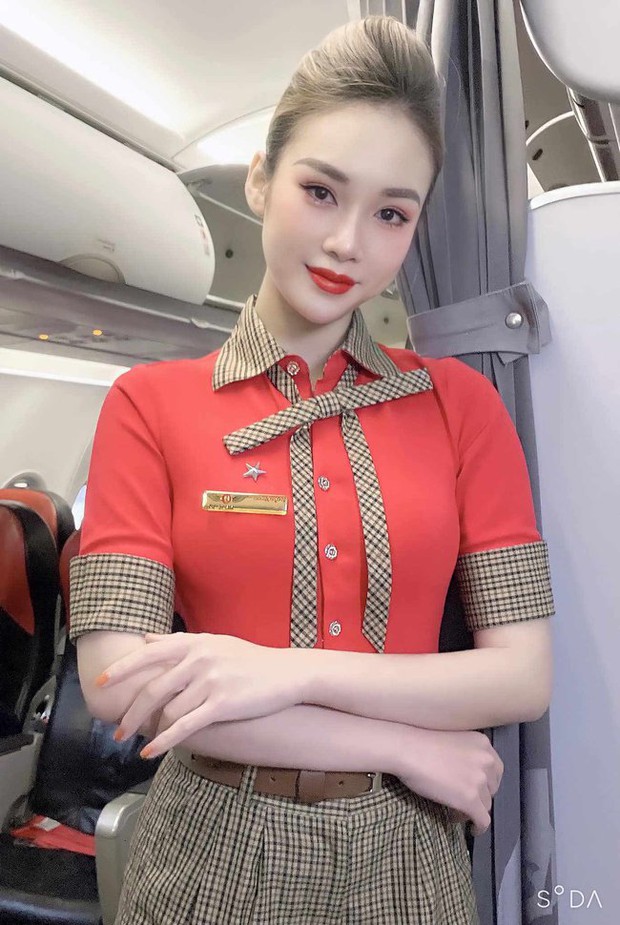 Màu son của tiếp viên hàng không các hãng: Vietnam Airlines chuộng tông đỏ đất, Emirates quy định màu siêu cổ điển - Ảnh 7.
