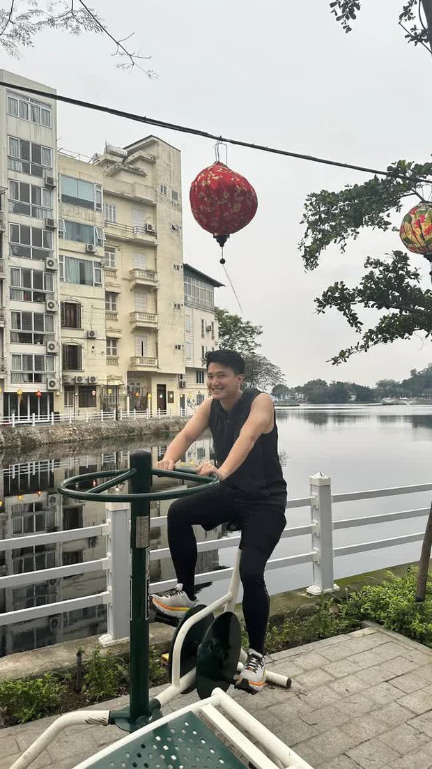 Bạn gái hơn 6 tuổi chụp ảnh cho Huỳnh Anh: Nháy mấy kiểu mà “bay” luôn nhan sắc hot boy! - Ảnh 1. Bạn gái hơn 6 tuổi chụp ảnh cho Huỳnh Anh: Nháy mấy kiểu mà “bay” luôn nhan sắc hot boy! - Ảnh 1.