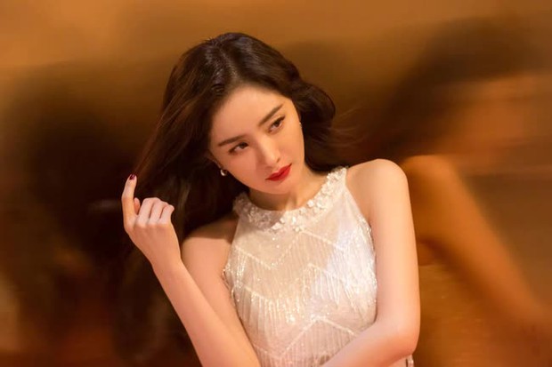 Dương Mịch đóng máy phim mới, mặc đơn giản vẫn chiếm spotlight vì quá đẹp - Ảnh 5. Dương Mịch đóng máy phim mới, mặc đơn giản vẫn chiếm spotlight vì quá đẹp - Ảnh 5.