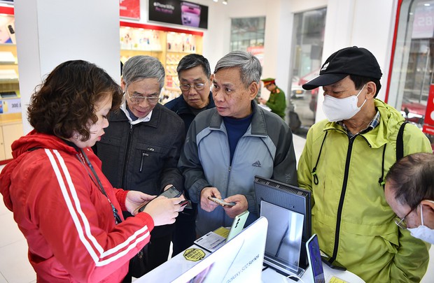 Hà Nội: Lo khóa SIM, người dân đổ xô đi chuẩn hóa thông tin thuê bao - Ảnh 15.