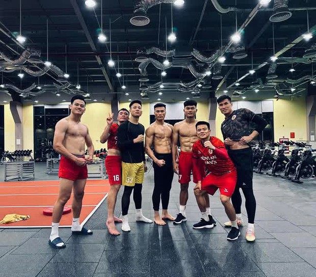 Thủ môn Bùi Tiến Dũng lộ body 8 múi săn chắc, thi đấu xuống phong độ nhưng ngoại hình vẫn đỉnh cao như năm nào - Ảnh 1.
