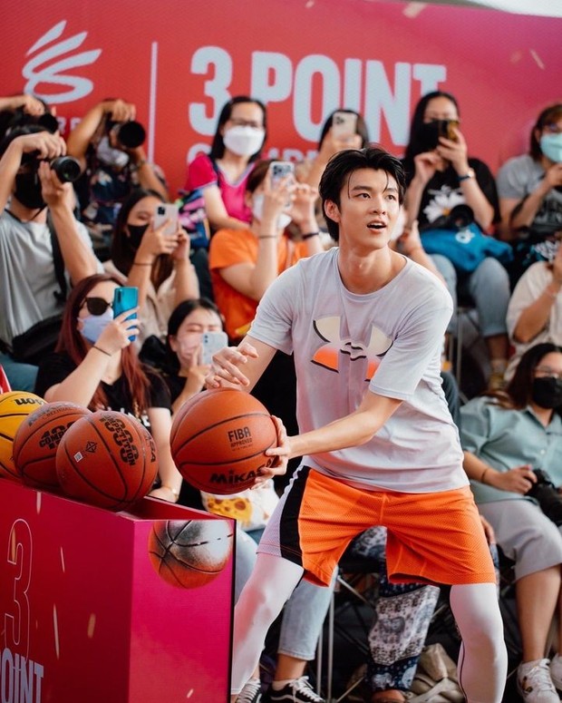 Khi nam thần bóng rổ 1m90 Thái Lan ra sân đá bóng: Visual toả sáng đốn tim fan, hoá ra là diễn viên phim boylove - Ảnh 12.