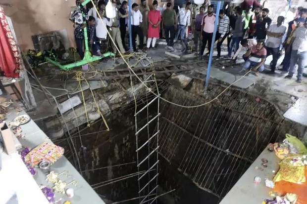 Ấn Độ: Sập giếng trong đền thờ, hơn 50 người thương vong - Ảnh 1.