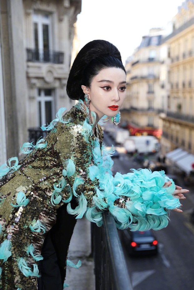 Soi ảnh không chỉnh sửa và clip cam thường cận mặt của Phạm Băng Băng tại Paris Fashion Week: Liệu có khác “một trời một vực” với hình studio đăng? - Ảnh 2.