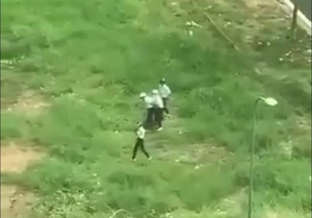 Clip nam sinh bị khóa tay và đánh đập đang gây sốt trên mạng xã hội