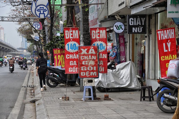 Thanh Xuân (Hà Nội): Lấn chiếm vỉa hè như chưa hề có chiến dịch - Ảnh 10. Thanh Xuân (Hà Nội): Lấn chiếm vỉa hè như chưa hề có chiến dịch - Ảnh 10.