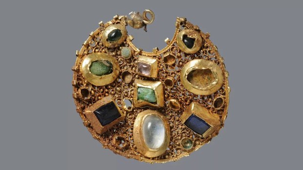 Tìm thấy nhiều đồ trang sức đá quý tuyệt đẹp trong kho báu 800 năm tuổi - Ảnh 1.