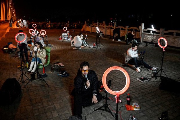 Xu hướng cực lạ tại Trung Quốc: livestream xuyên đêm ngoài đường để hút người hâm mộ trên TikTok, người xem càng nhiều thu nhập càng khủng - Ảnh 3.