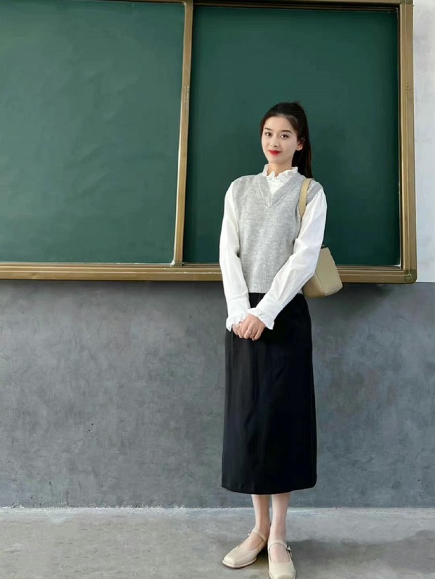 Cô giáo 9X gây sốt Weibo với style đi dạy: Cả tuần không trùng bộ nào, mặc đơn giản vẫn đẹp ngất ngây - Ảnh 23.