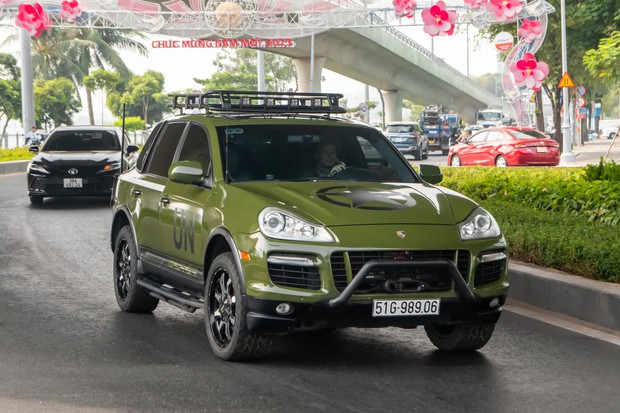 Người có tiền độ xe cũng khác: Ông Đặng Lê Nguyên Vũ mang hẳn Porsche Cayenne đời 2009 đi độ phong cách nhà binh - Ảnh 2.