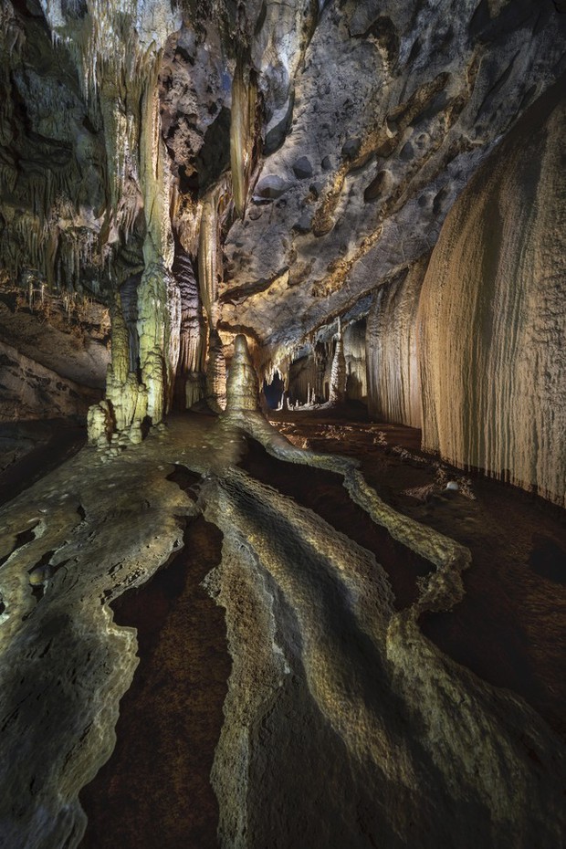 Cảnh đẹp siêu thực như thế giới khác trong hang động mới ở Quảng Bình - Ảnh 9.