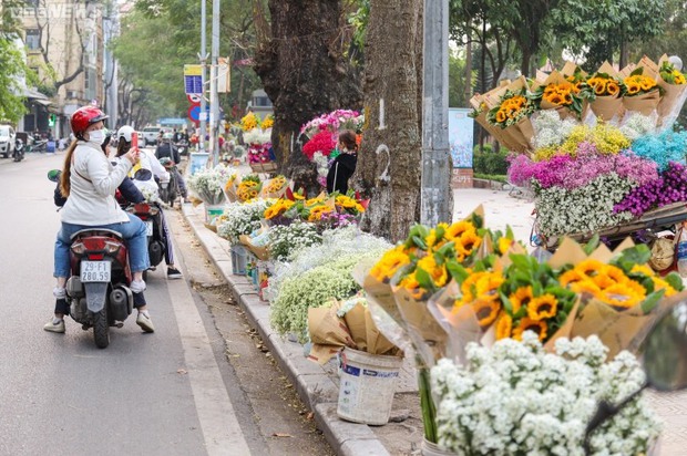 Giá hoa 8/3 tăng phi mã - Ảnh 11.
