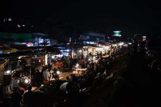 Biển người đổ về chợ hoa lớn nhất Hà Nội nhân dịp Quốc tế Phụ nữ 8/3 - Ảnh 13.