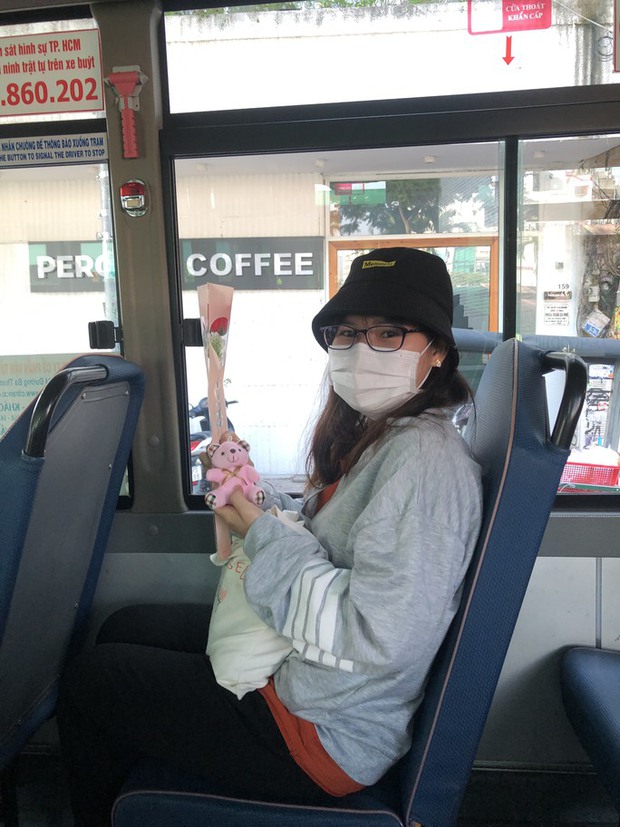 Clip dễ thương: Chị bán hàng, cô công nhân bất ngờ nhận quà trên xe buýt - Ảnh 3.