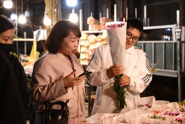 Biển người đổ về chợ hoa lớn nhất Hà Nội nhân dịp Quốc tế Phụ nữ 8/3 - Ảnh 7.