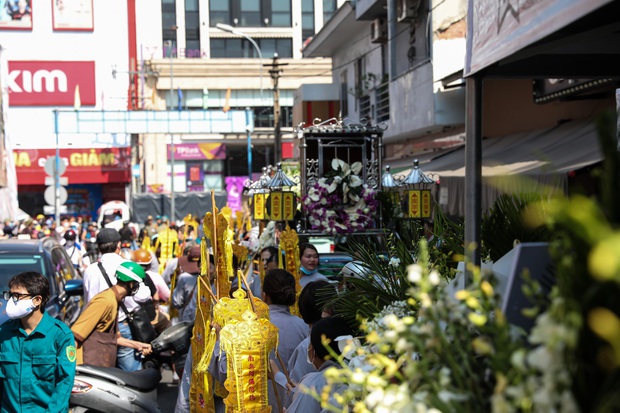 Hàng nghìn người tập trung kín đường, cảnh chen lấn hỗn loạn tại lễ đưa tang NS Vũ Linh - Ảnh 7.