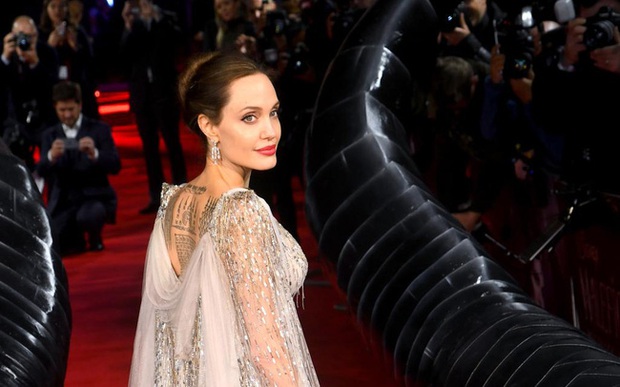 Angelina jolie lấn sân sang thời trang 