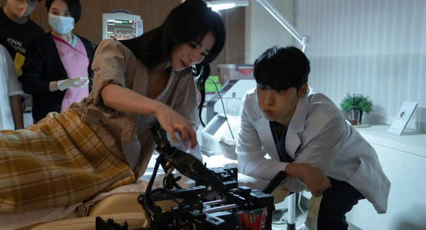 Lee Do Hyun tiết lộ về lần đầu gặp Lim Ji Yeon, còn từng ra mặt bênh vực khi mỹ nhân The Glory bị nghi ác như phim - Ảnh 1.