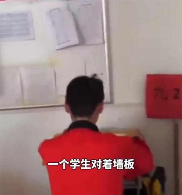 Giáo viên Trung Quốc bắt học sinh ngồi bàn riêng, úp mặt vào tường suốt 6 tháng - Ảnh 2.
