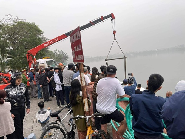 Kinh hoàng: Xe ô tô rơi xuống hồ Tây Hà Nội