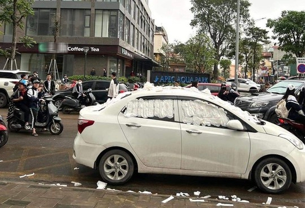 Chiếc ôtô bị dán băng vệ sinh khi đỗ sai dưới lòng đường - Ảnh 1.