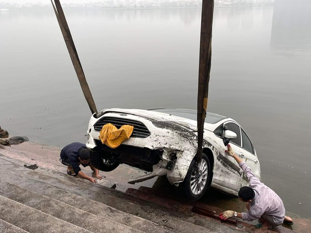 Kinh hoàng: Xe ô tô rơi xuống hồ Tây Hà Nội