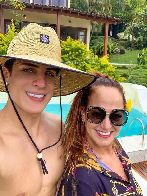 Sau hơn 2 năm bên nhau, trai đẹp kém 30 tuổi cay đắng thừa nhận bị mẹ Neymar bỏ rơi - Ảnh 1.