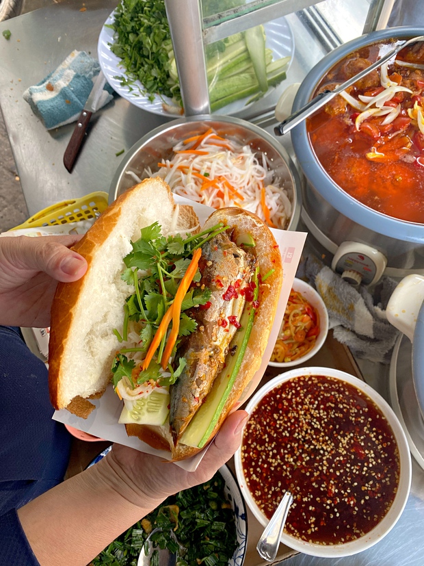 Hàng bánh mì cá nục tự kho của người phụ nữ suốt 30 năm, dù “núp hẻm” nhưng mỗi ngày bán hơn 300 ổ