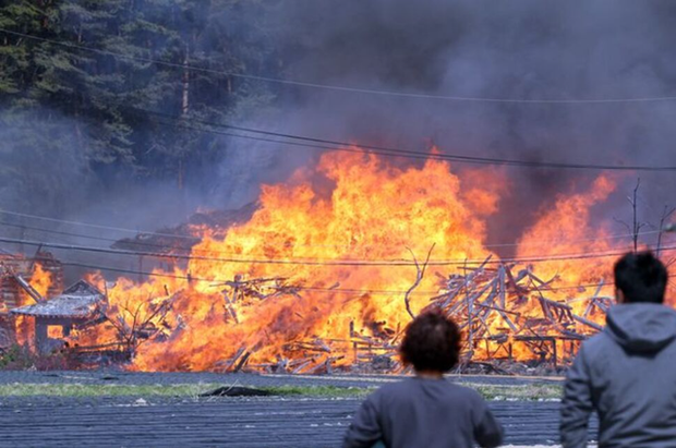 Cháy rừng ở Hàn Quốc trong gió mạnh, hàng trăm cư dân phải sơ tán - Ảnh 1.