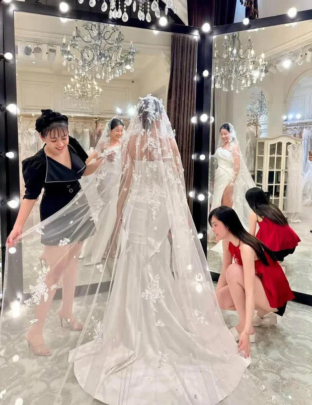 Vú em lương 120 triệu/tháng nhà Đoàn Di Băng đi lấy chồng, mời tiệc 1000 khách, diện váy cưới của thương hiệu tên tuổi - Ảnh 1.