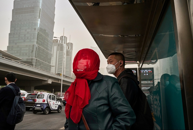 Chùm ảnh: Bão cát tấn công 410 triệu người tại Trung Quốc, cả thành phố bị bao trùm bởi màu cam mịt mờ - Ảnh 7.