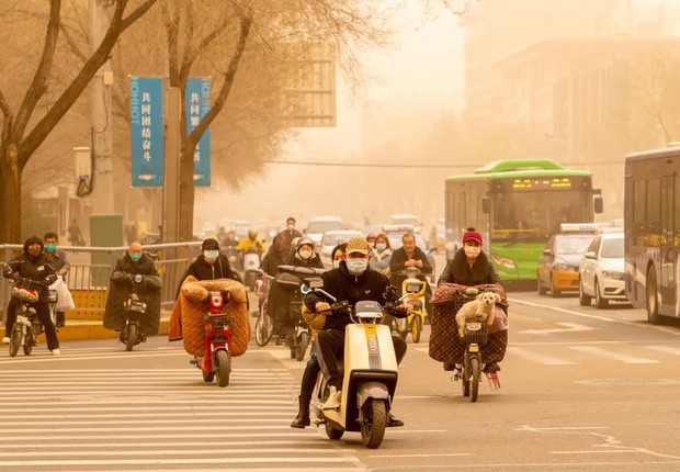 Chùm ảnh: Bão cát tấn công 410 triệu người tại Trung Quốc, cả thành phố bị bao trùm bởi màu cam mịt mờ - Ảnh 6.