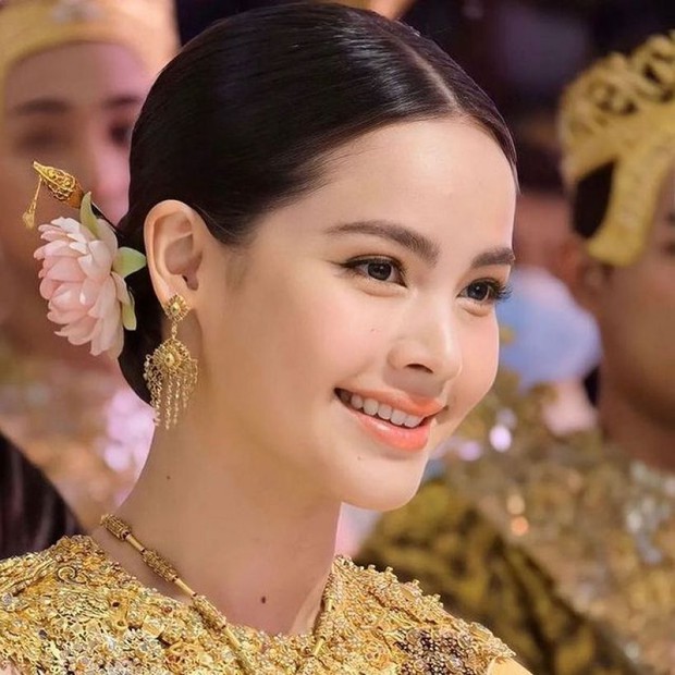 Yaya Urassaya hóa nữ thần Songkran, tiết lộ về nụ hôn vai ngọt ngào của Nadech - Ảnh 4.