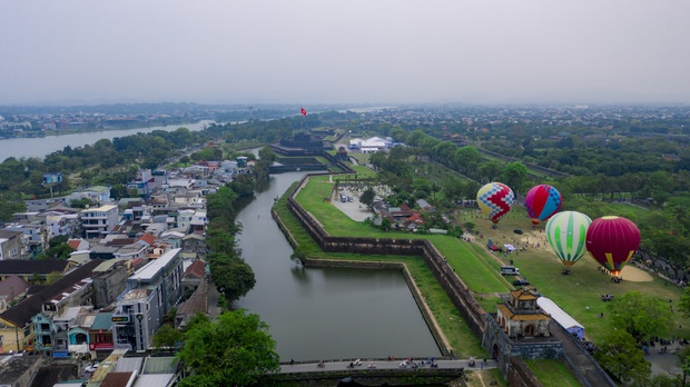 Du khách hào hứng trải nghiệm ngắm Kinh thành Huế từ khinh khí cầu - Ảnh 2.