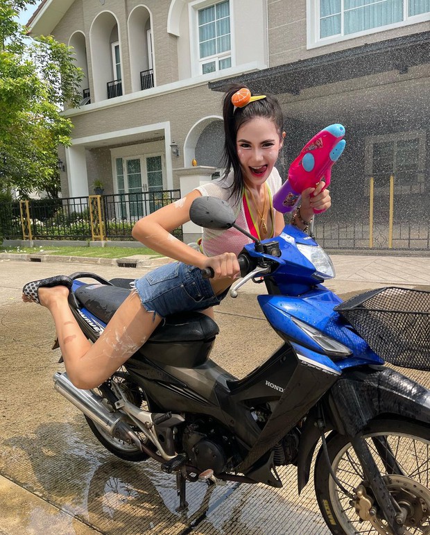 Nhận không ra Hoa hậu Hoàn vũ Thái Lan khi lên đồ đi quẩy Songkran bằng xe máy - Ảnh 2.