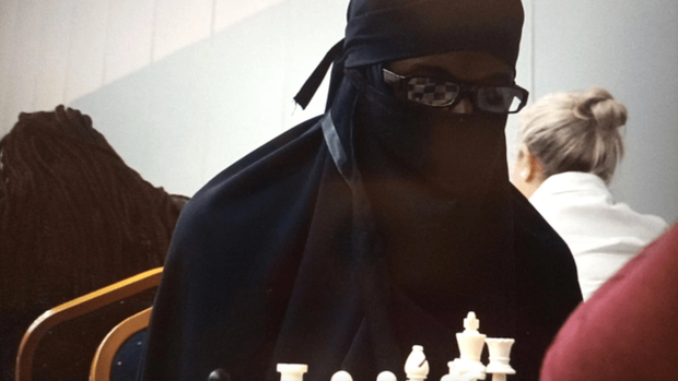 Người đàn ông “giả gái” đi thi đấu cờ vua rồi liên tiếp đánh bại đối thủ nặng ký - Ảnh 1.
