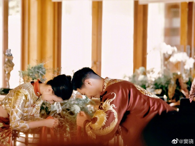 Cặp đôi ái nữ vua sòng bài Macau lộ ảnh cưới trước giờ G: Đậu Kiêu hạnh phúc dắt tay Hà Siêu Liên, nhan sắc tựa nữ thần của cô dâu gây xốn xang - Ảnh 3.