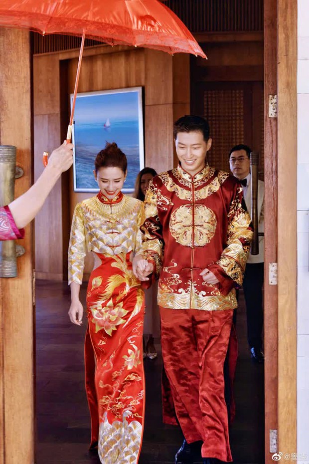 Cặp đôi ái nữ vua sòng bài Macau lộ ảnh cưới trước giờ G: Đậu Kiêu hạnh phúc dắt tay Hà Siêu Liên, nhan sắc tựa nữ thần của cô dâu gây xốn xang - Ảnh 2.