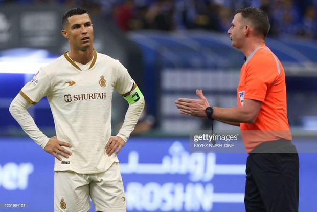 Đội nhà thua trận, Ronaldo nổi cáu kẹp cổ quật ngã đối thủ như phim chưởng - Ảnh 1.