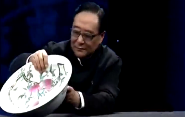 Bỏ 3,5 tỷ mua về chiếc chậu rửa mặt cổ thời Ung Chính rồi đem đi thẩm định, chuyên gia xem xong chỉ phán một câu: Mong anh đứng vững - Ảnh 3. Bỏ 3,5 tỷ mua về chiếc chậu rửa mặt cổ thời Ung Chính rồi đem đi thẩm định, chuyên gia xem xong chỉ phán một câu: Mong anh đứng vững - Ảnh 3.