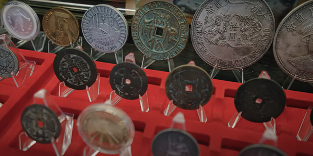 Căn biệt thự kim tiền của vua tiền tệ Hùng Bá: Tiền dát từ ngoài cổng, choáng ngợp nhất là BST tiền cổ có loạt seri quý hiếm trị giá hơn 10 tỷ đồng - Ảnh 16.